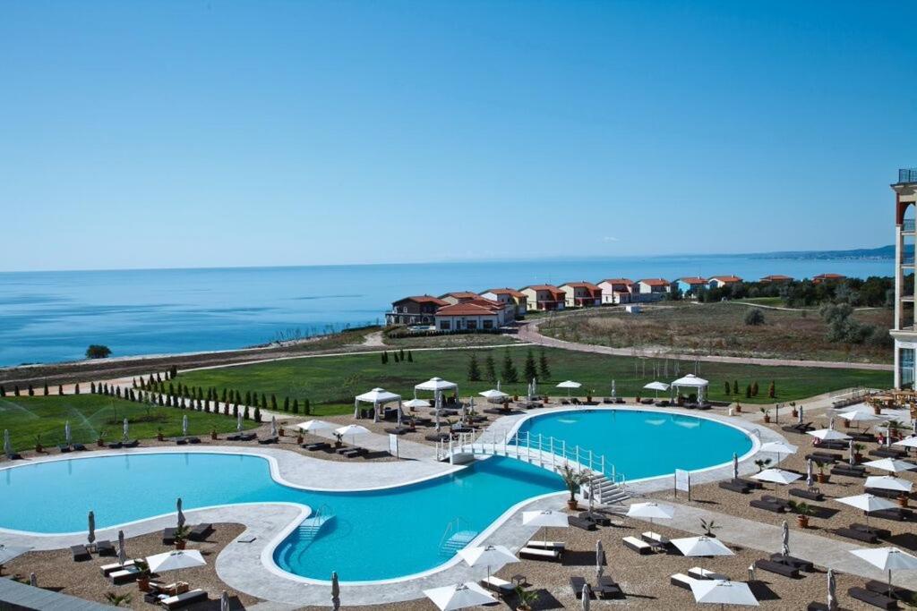 Lighthouse Golf & Spa, 1 Bedroom Apartment Forest View By Deluxe Stay Balchik Bagian luar foto